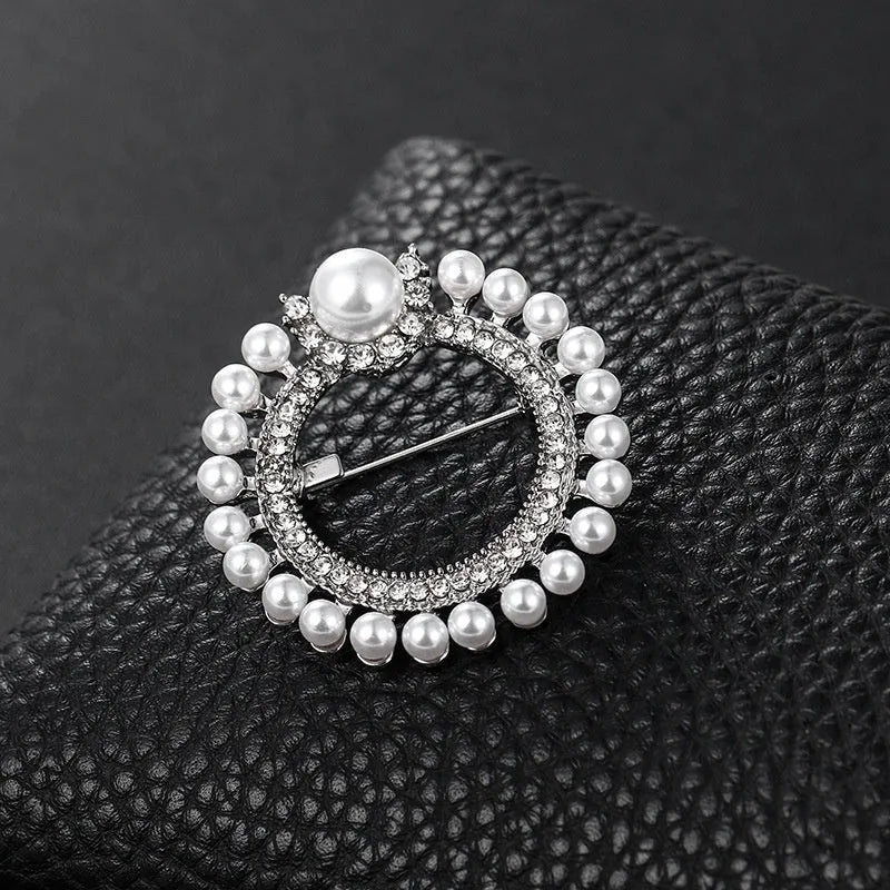 Minimalist pearl floral brooch with diamond inlay on alloy base, sweet and cool style for women