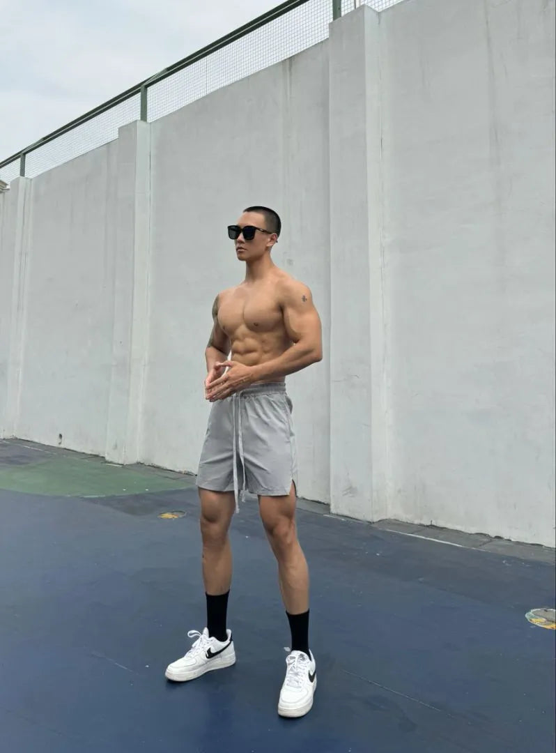 Men's ice silk quick-drying double-layer casual shorts in multiple colours on a size chart.