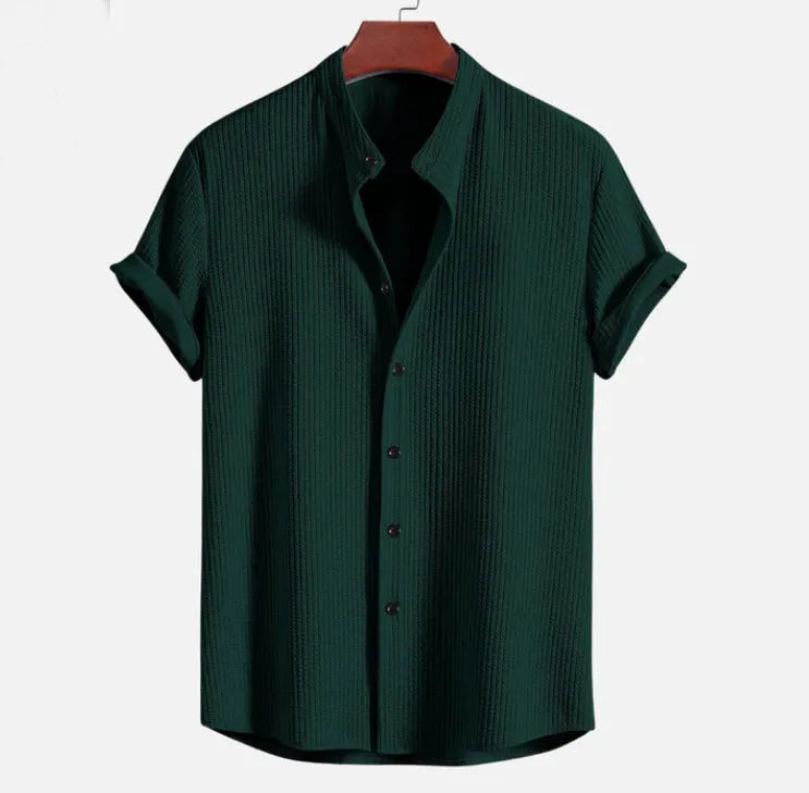 Men's loose-fitting short sleeve summer shirt in a solid colour, made from polyester.