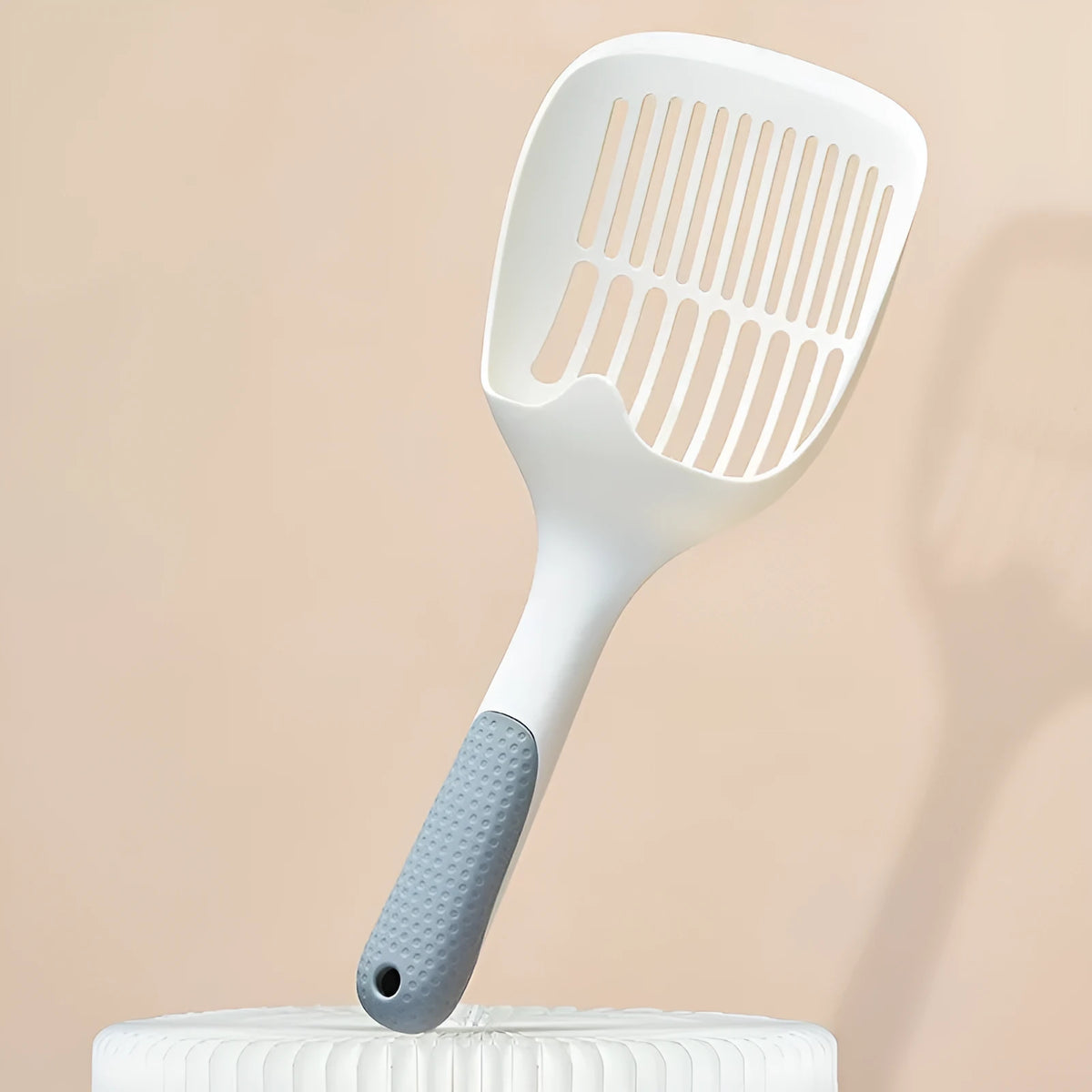 White plastic cat litter scoop with base, 29.5 x 12.8 cm, for cleaning cat litter trays
