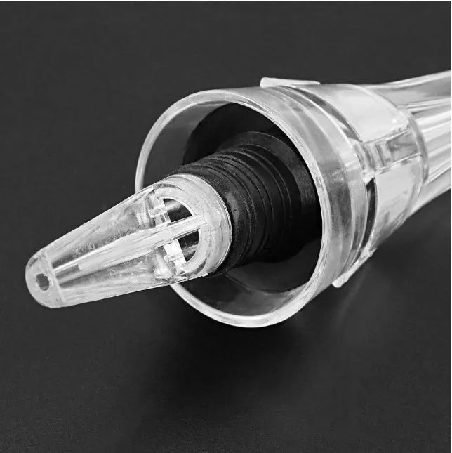 Clear acrylic wine aerator with stainless steel filter, 16 cm long.