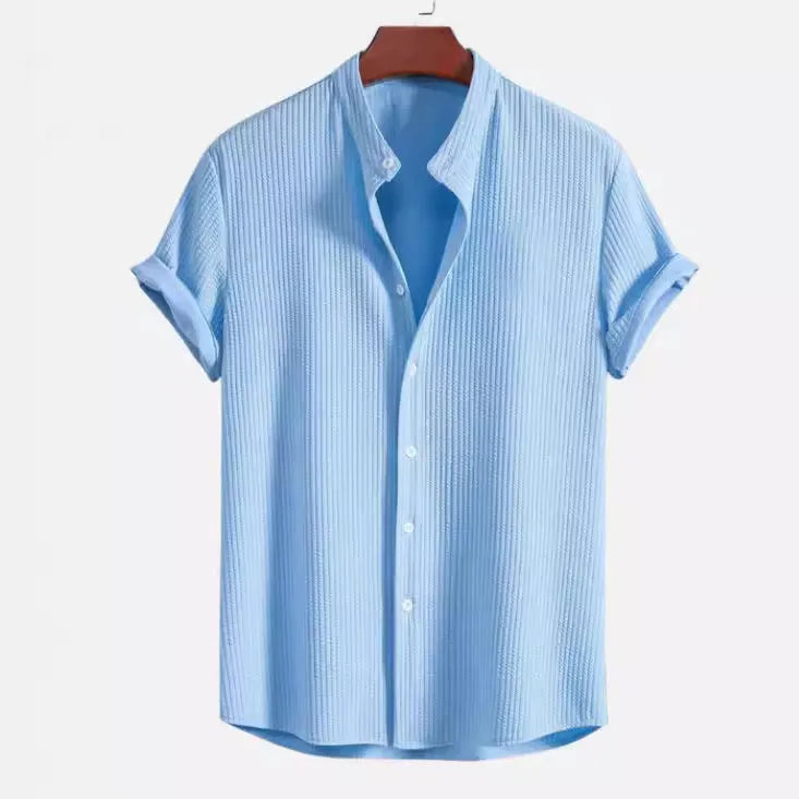 Men's loose-fitting short sleeve summer shirt in a solid colour, made from polyester.