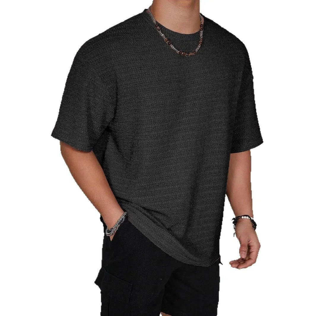 Men's slim-fit solid colour round neck T-shirt in thin polyester fabric.