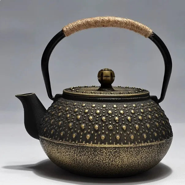 Japanese-style cast iron teapot with 0.9 litre capacity in bronze and black finish options