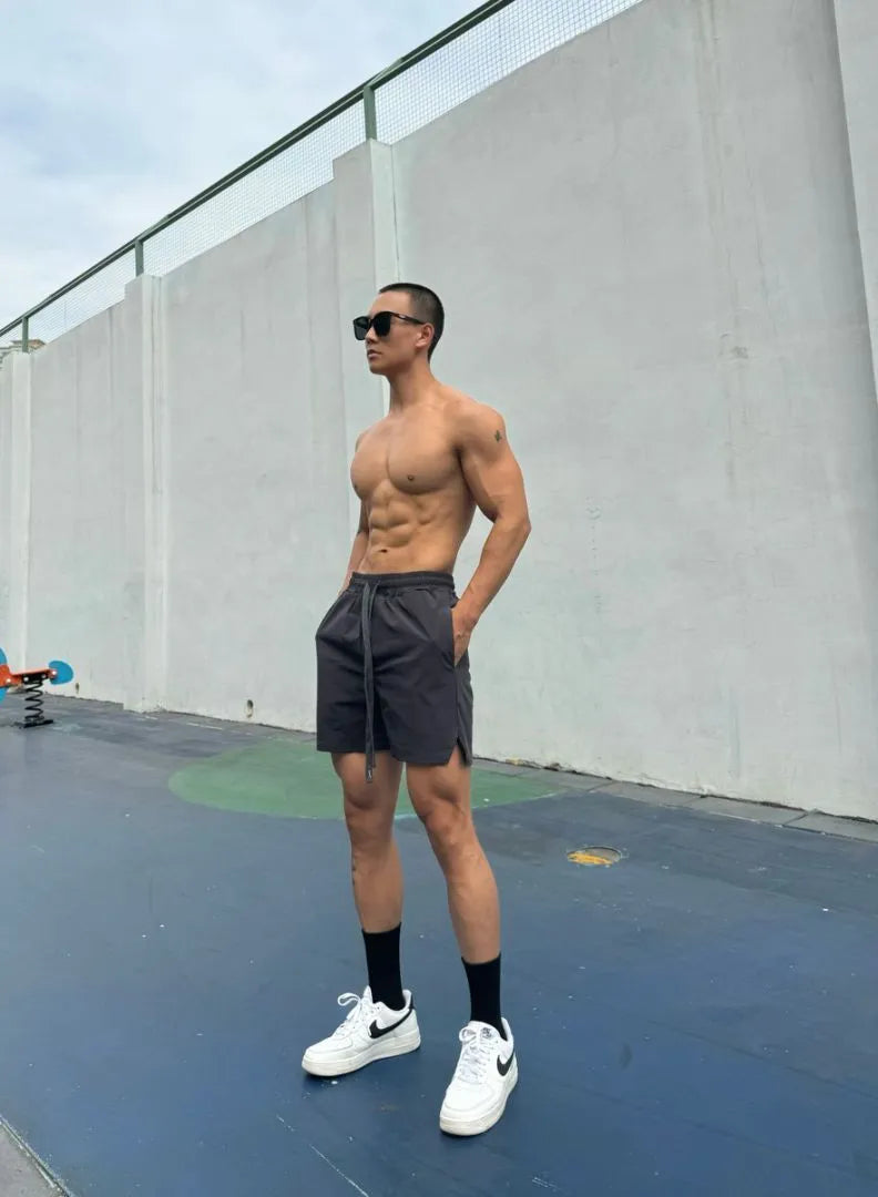 Men's ice silk quick-drying double-layer casual shorts in multiple colours on a size chart.