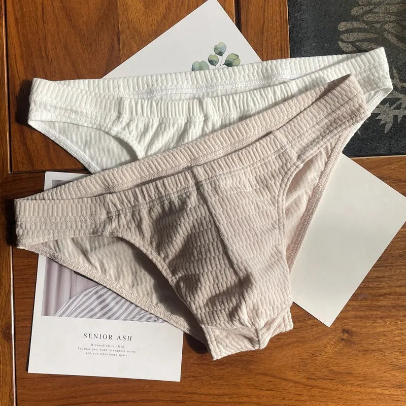 Men's pure cotton triangle briefs in a solid colour on a mid waist.