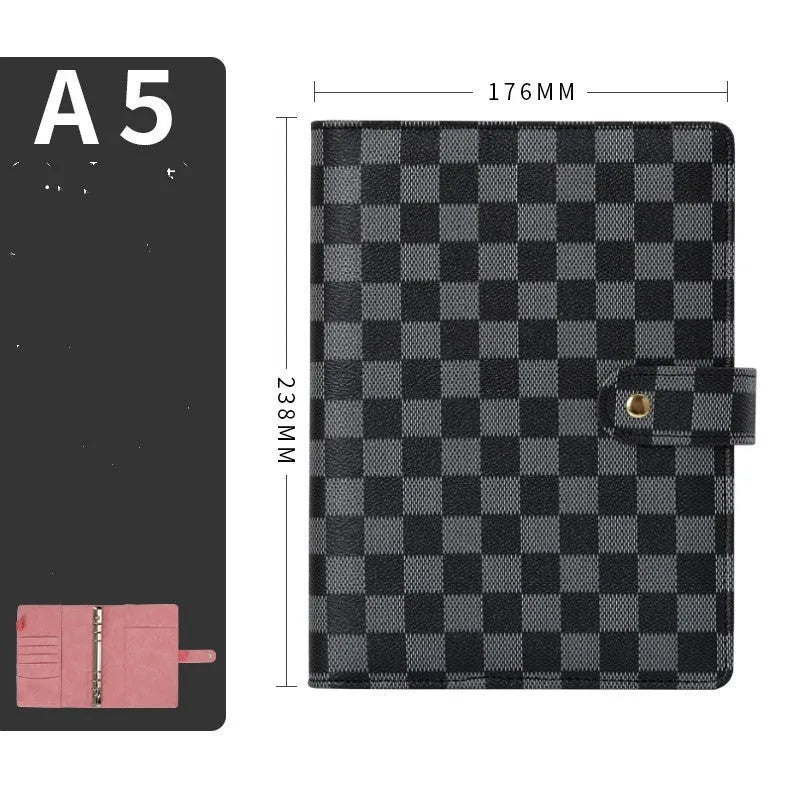 Loose-leaf notebook with checkered imitation leather cover in red, black, white or brown, available in A5, A6 and A7 sizes.