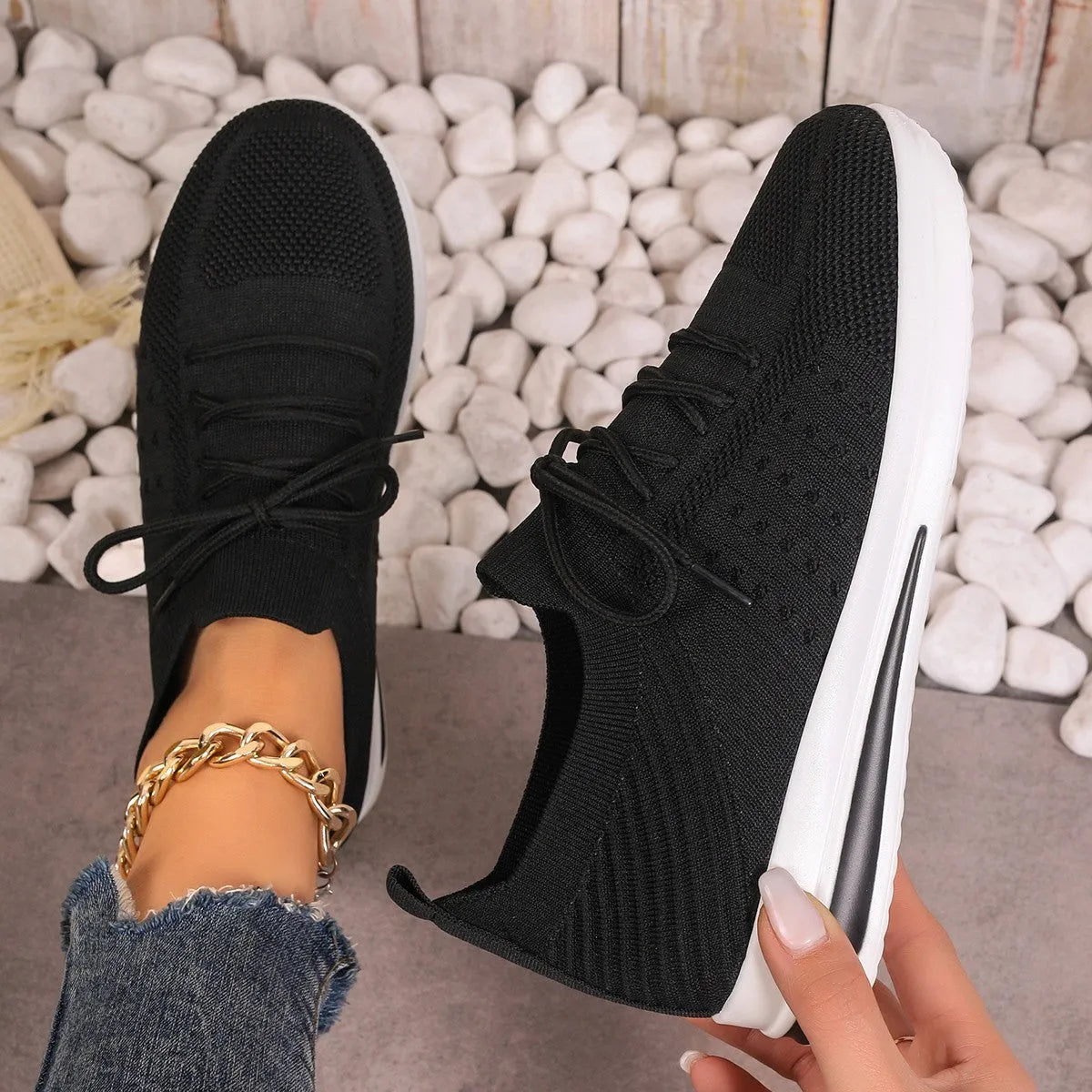 Women's low-top casual sneakers in red, black or blue with round toe and lace-up front