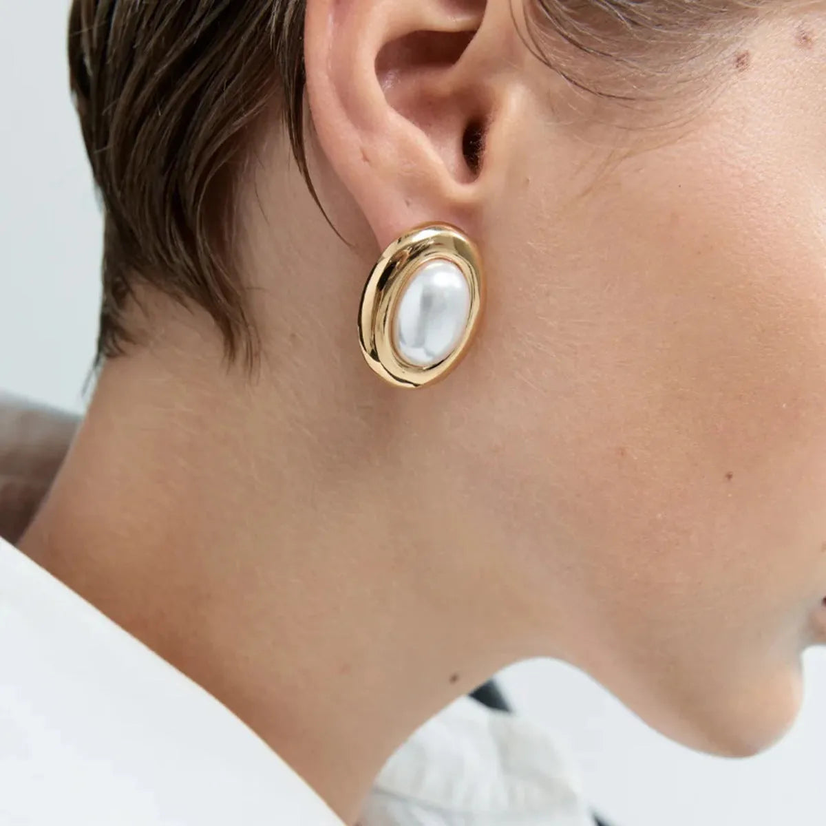 Stainless steel vintage pearl ear studs with electroplated JDE0305051 colour finish