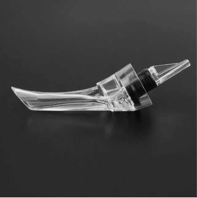 Clear acrylic wine aerator with stainless steel filter, 16 cm long.