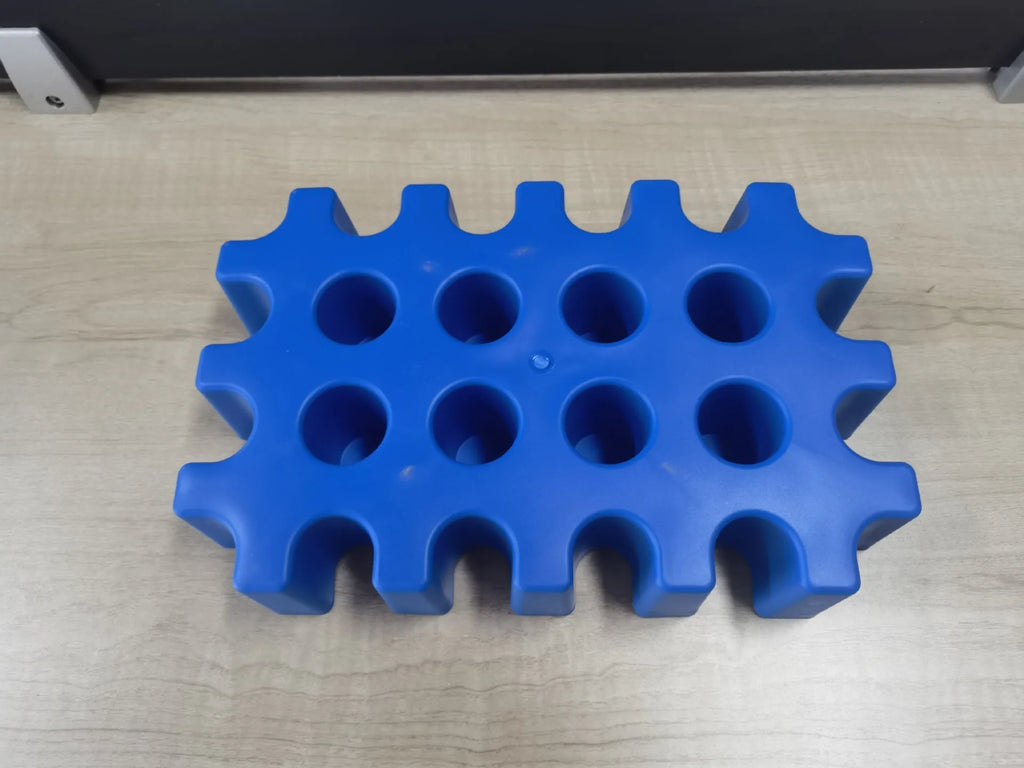 Blue plastic ice maker tray for camping and barbecues, dimensions 34x22x6cm.