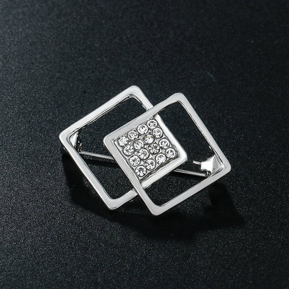 Minimalist pearl floral brooch with diamond inlay on alloy base, sweet and cool style for women