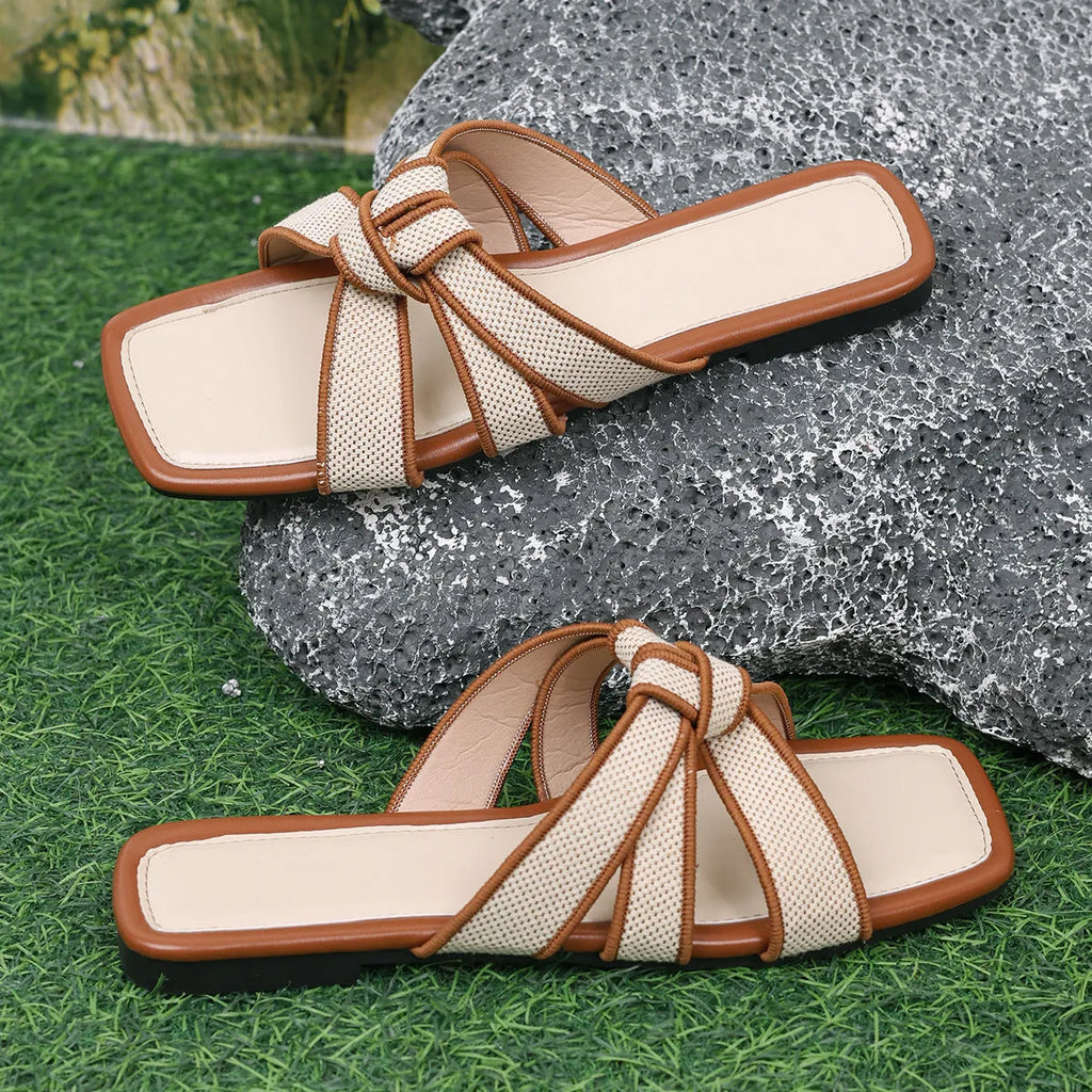 Women's half slippers in black solid colour with rubber sole and artificial PU upper