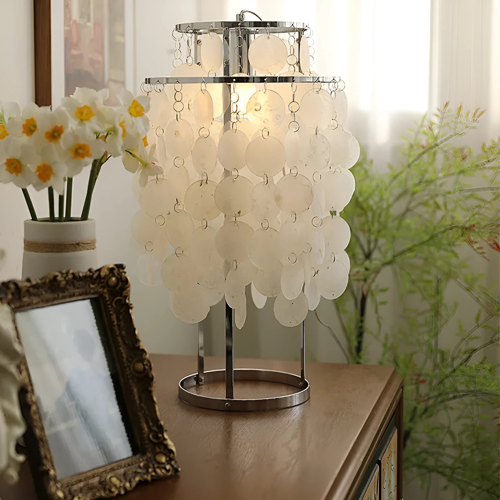 Modern shell-shaped table lamp in chrome or gold finish, 46cm tall.