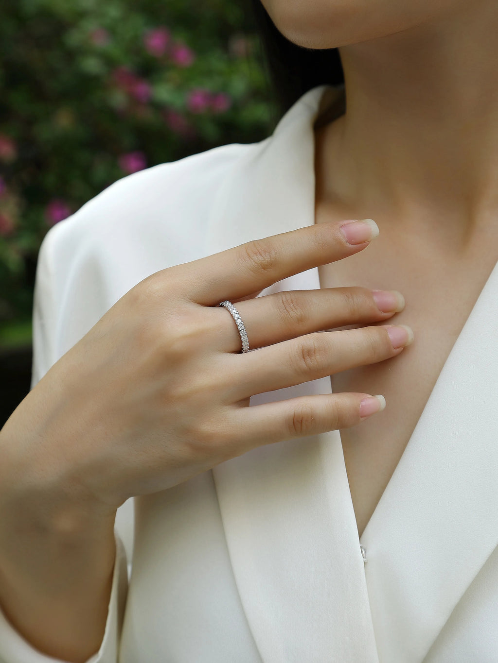 Moissanite wedding ring set in S925 silver with platinum plating on gift box