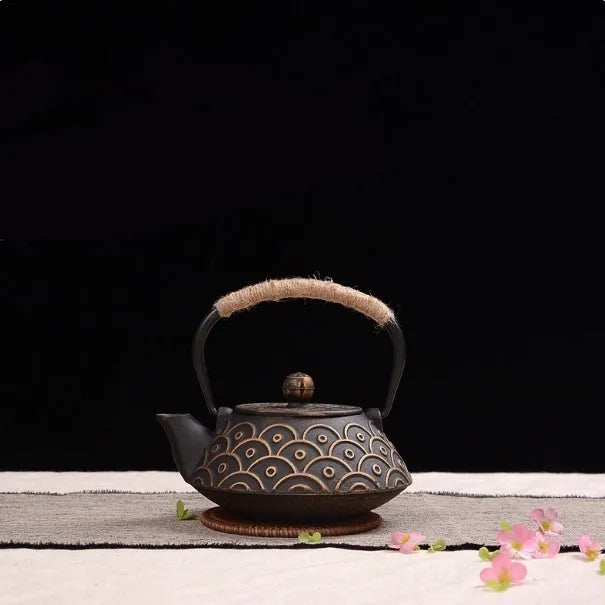 Japanese-style cast iron teapot with 0.9 litre capacity in bronze and black finish options