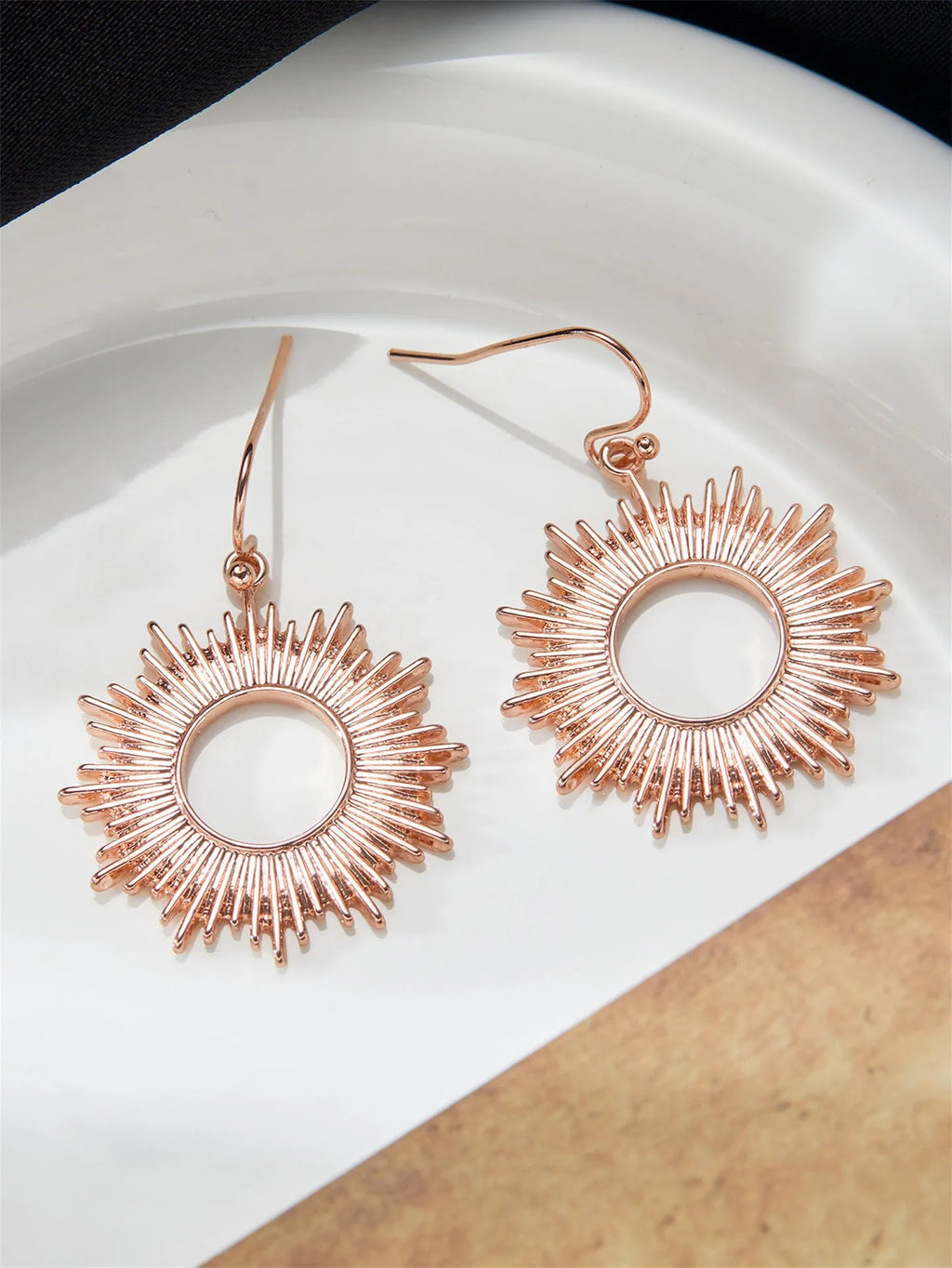 Retro new-style hollow-out distressed geometric earrings for women in alloy with electroplating finish