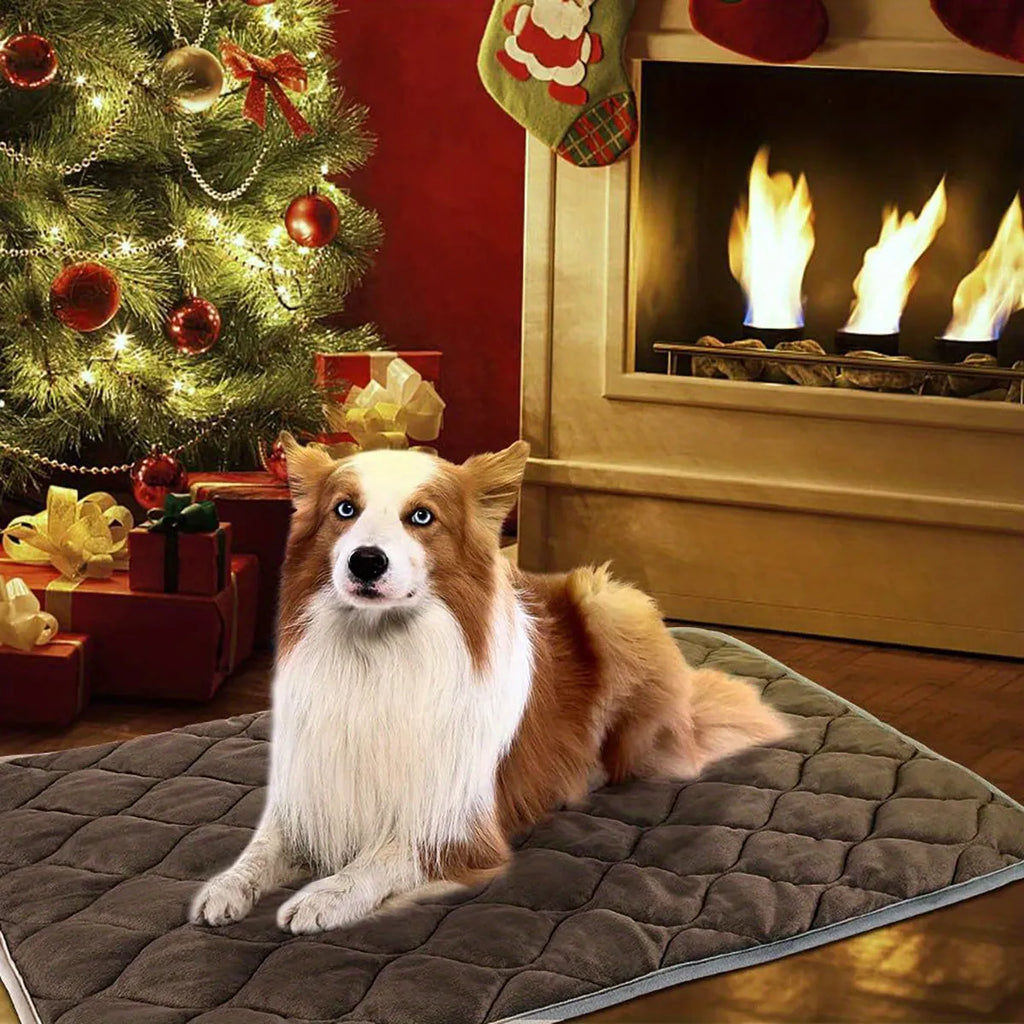 Self-heating pet mat in brown or grey with non-slip base, 5-layer thermal pad for dogs and cats