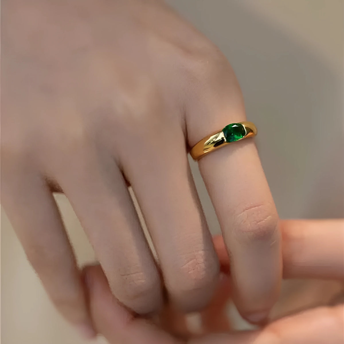 Unisex retro simple glossy alloy ring in green or red, geometric shape, sizes No 6 to No 11