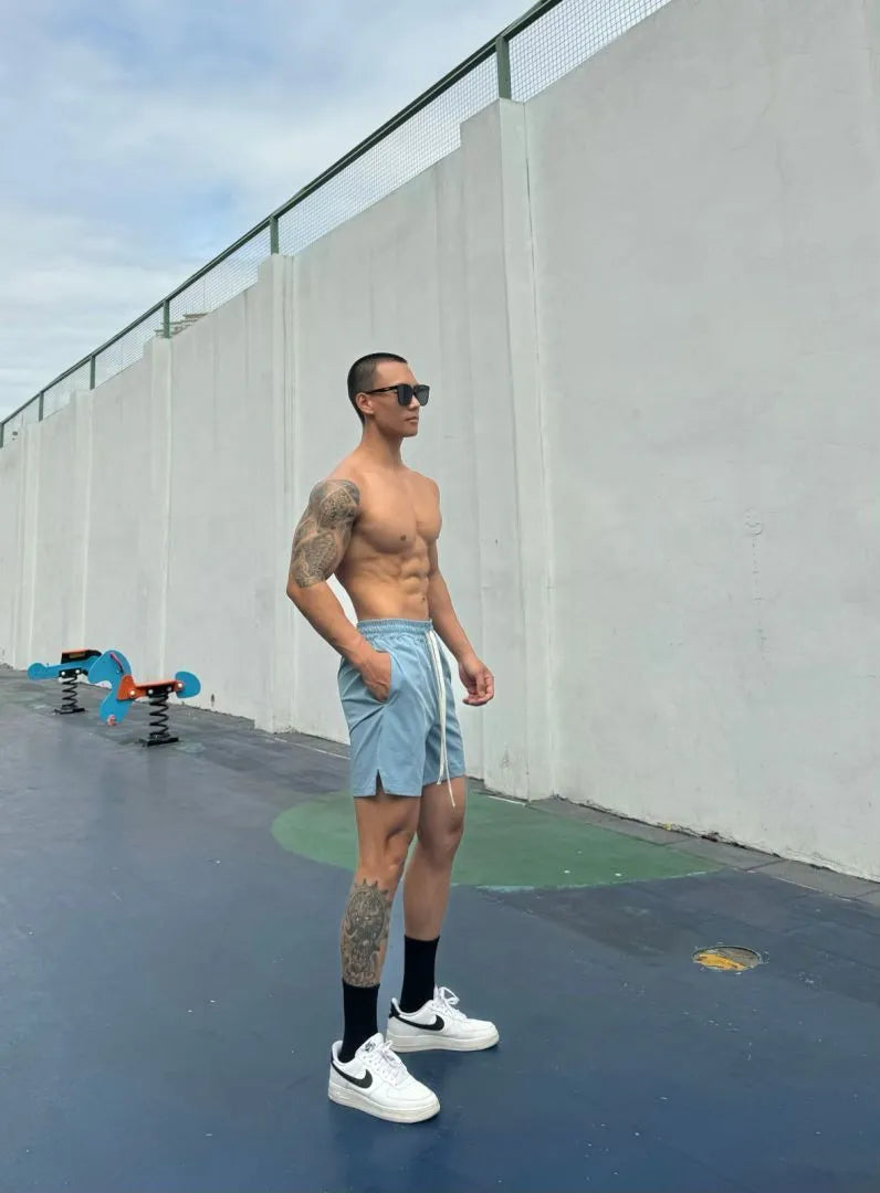 Men's ice silk quick-drying double-layer casual shorts in multiple colours on a size chart.