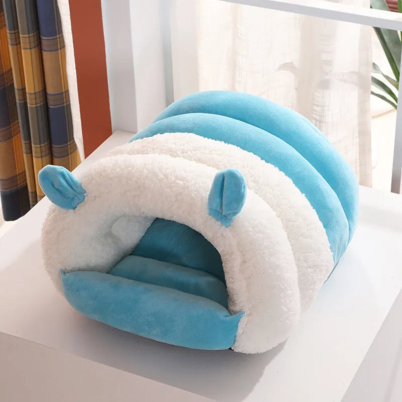 Closed cat nest in blue, available in sizes S 30x40 cm and M 40x50 cm, with washable outer material
