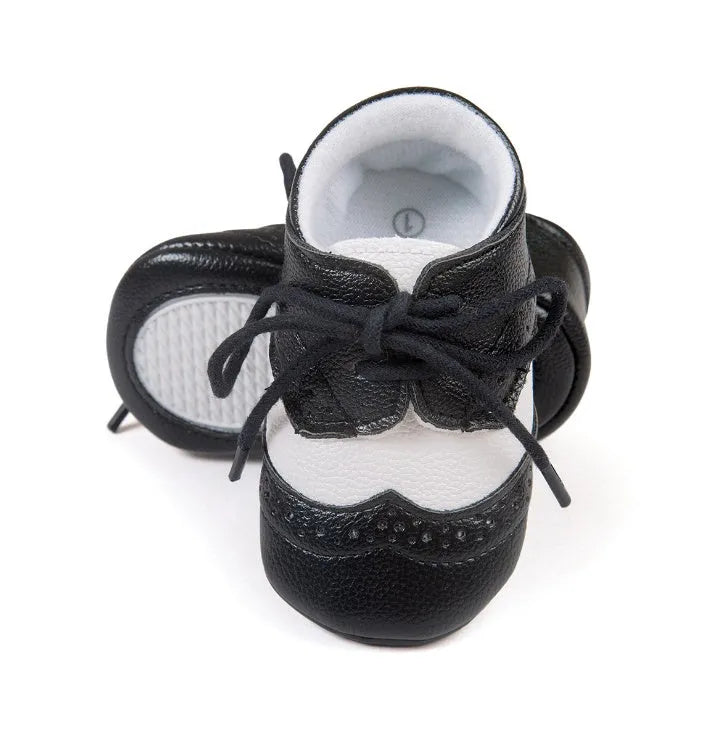 Vintage-style soft-soled baby shoes in synthetic leather, shown in sizes 11cm, 12cm, and 13cm.
