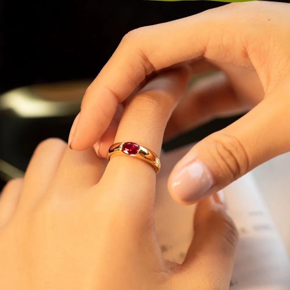 Unisex retro simple glossy alloy ring in green or red, geometric shape, sizes No 6 to No 11