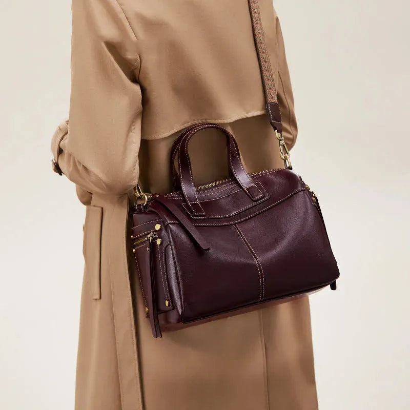Genuine leather shoulder bag for women in classic black first layer cowhide with sewing line detail