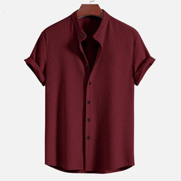Men's loose-fitting short sleeve summer shirt in a solid colour, made from polyester.
