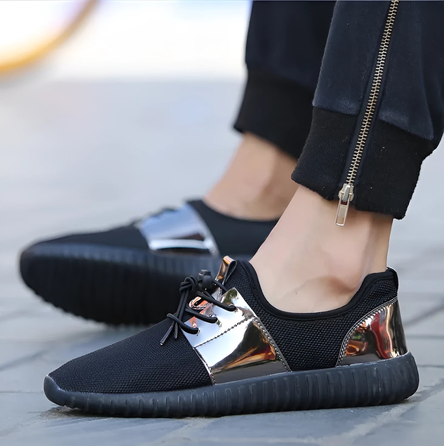 Breathable mesh casual flat shoes for men and women with lace-up closure and rubber outsole