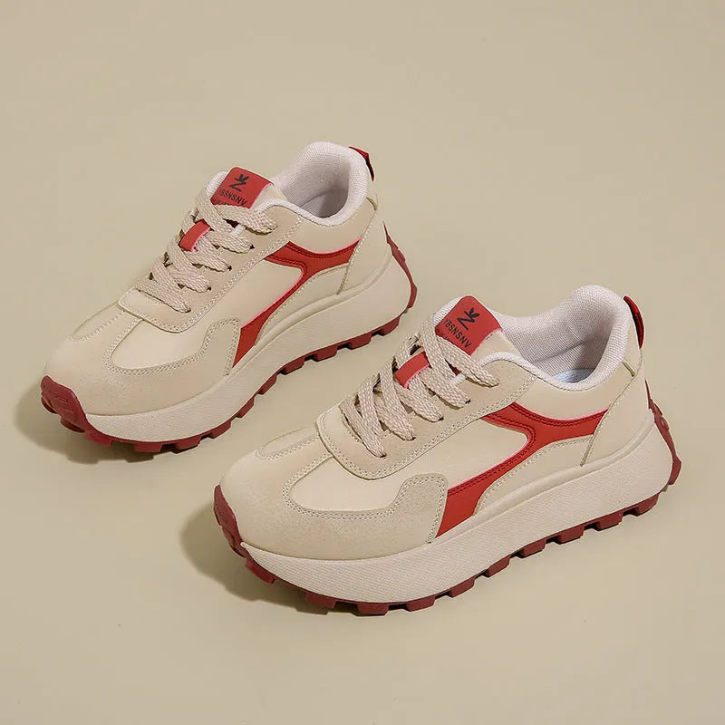 Women's low-top platform sports shoes in card black with lace-up front and rubber sole