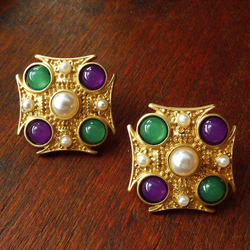 Baroque vintage diamond-shaped brooch in zinc alloy with eight size options displayed