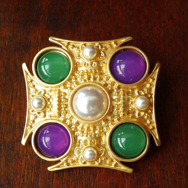 Baroque vintage diamond-shaped brooch in zinc alloy with eight size options displayed