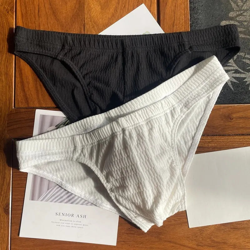 Men's pure cotton triangle briefs in a solid colour on a mid waist.