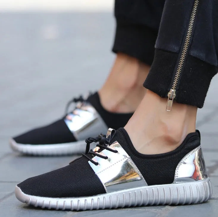 Breathable mesh casual flat shoes for men and women with lace-up closure and rubber outsole