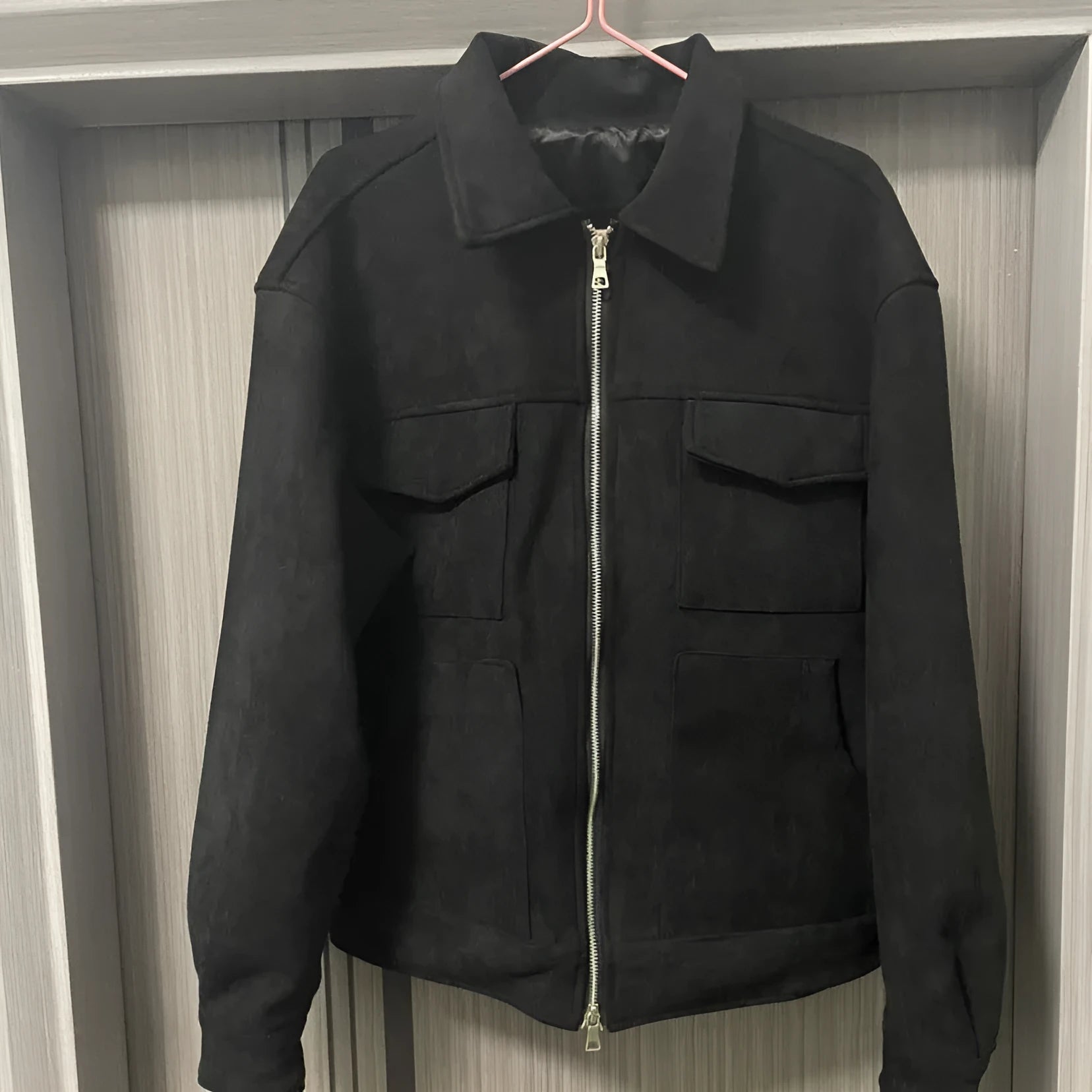 Slim fit men's jacket with a thickened zipper and large pockets in camel colour