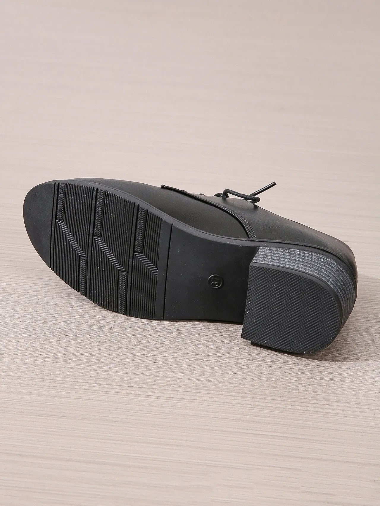 Black women's low-top work shoes with a chunky rubber heel and PU leather upper
