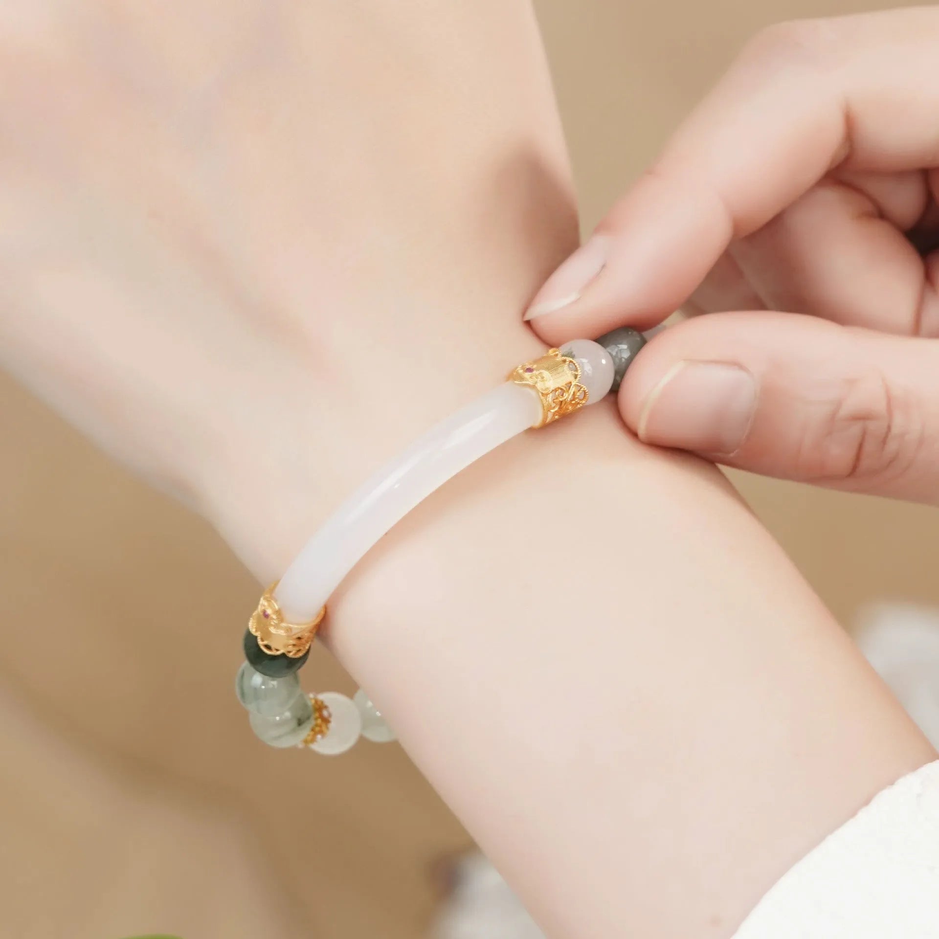 Emerald green Tian Shan Cui women's bracelet with floating flower girl design and round elements