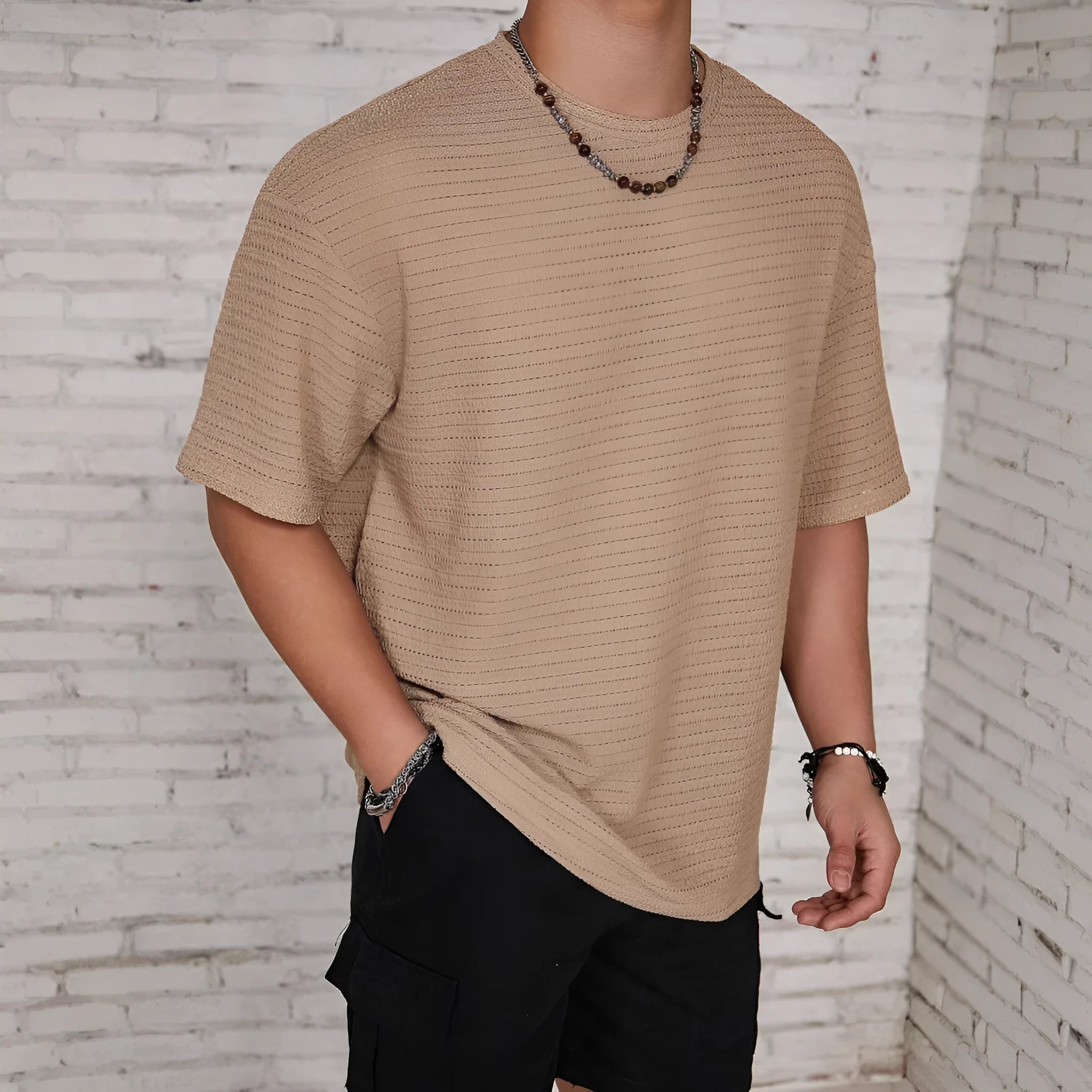 Men's slim-fit solid colour round neck T-shirt in thin polyester fabric.