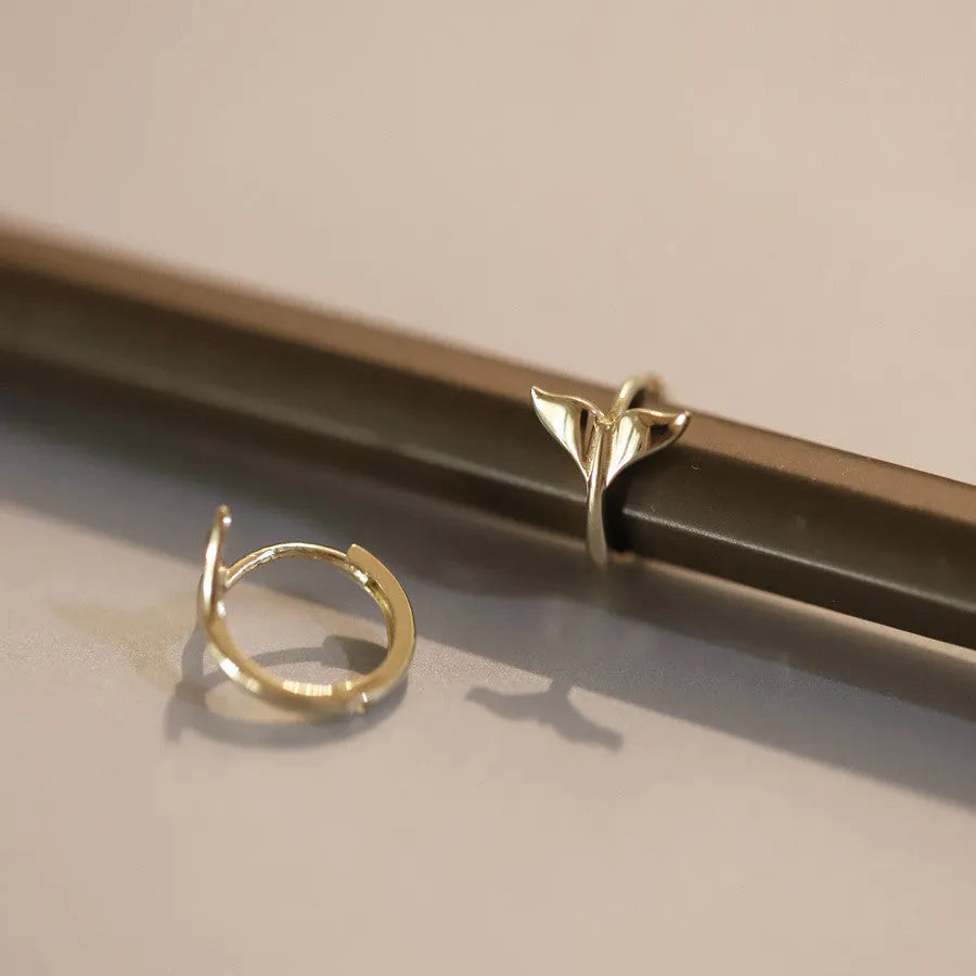 A pair of smooth fishtail earrings in gold colour, made from 925 sterling silver with 14k gold plating.