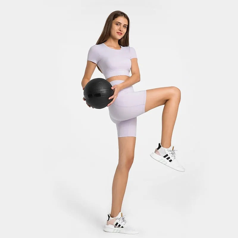Solid colour women's sports shorts in a fifth pants length with a tight fit.