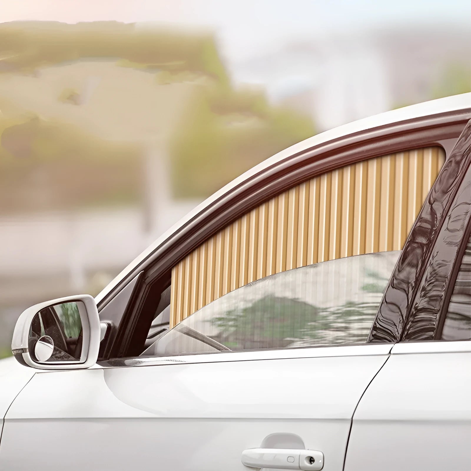 Auto retractable car sunshade curtain in thick opaque cloth with roller shutter mechanism