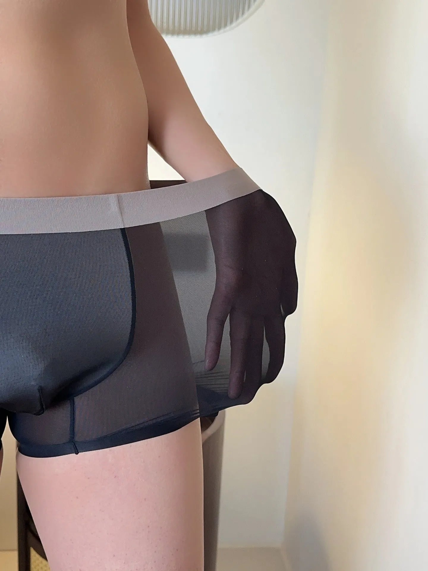 Seamless men's boxer shorts with honeycomb crotch detail in ice silk nylon fabric