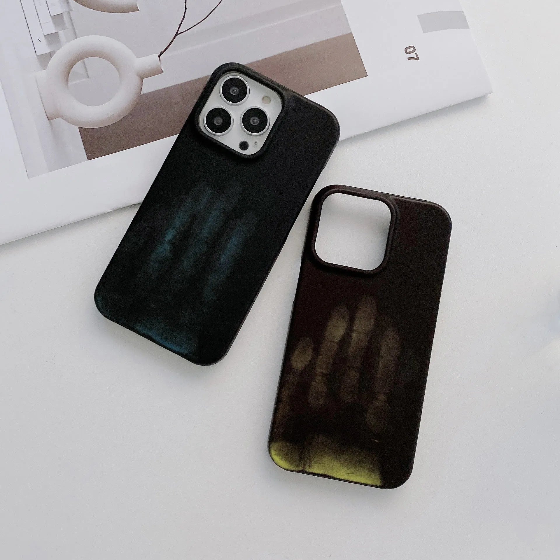 Heat-sensitive inner velvet half-wrap color-changing phone case for iPhone 13 showing black to green shift with PC material anti-drop protection
