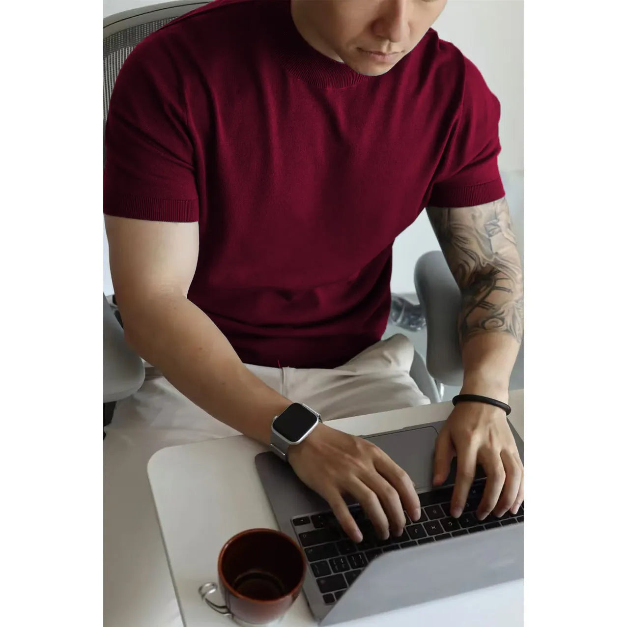 Men's slim-fit solid colour t-shirt in polyester fabric available in eight colour options
