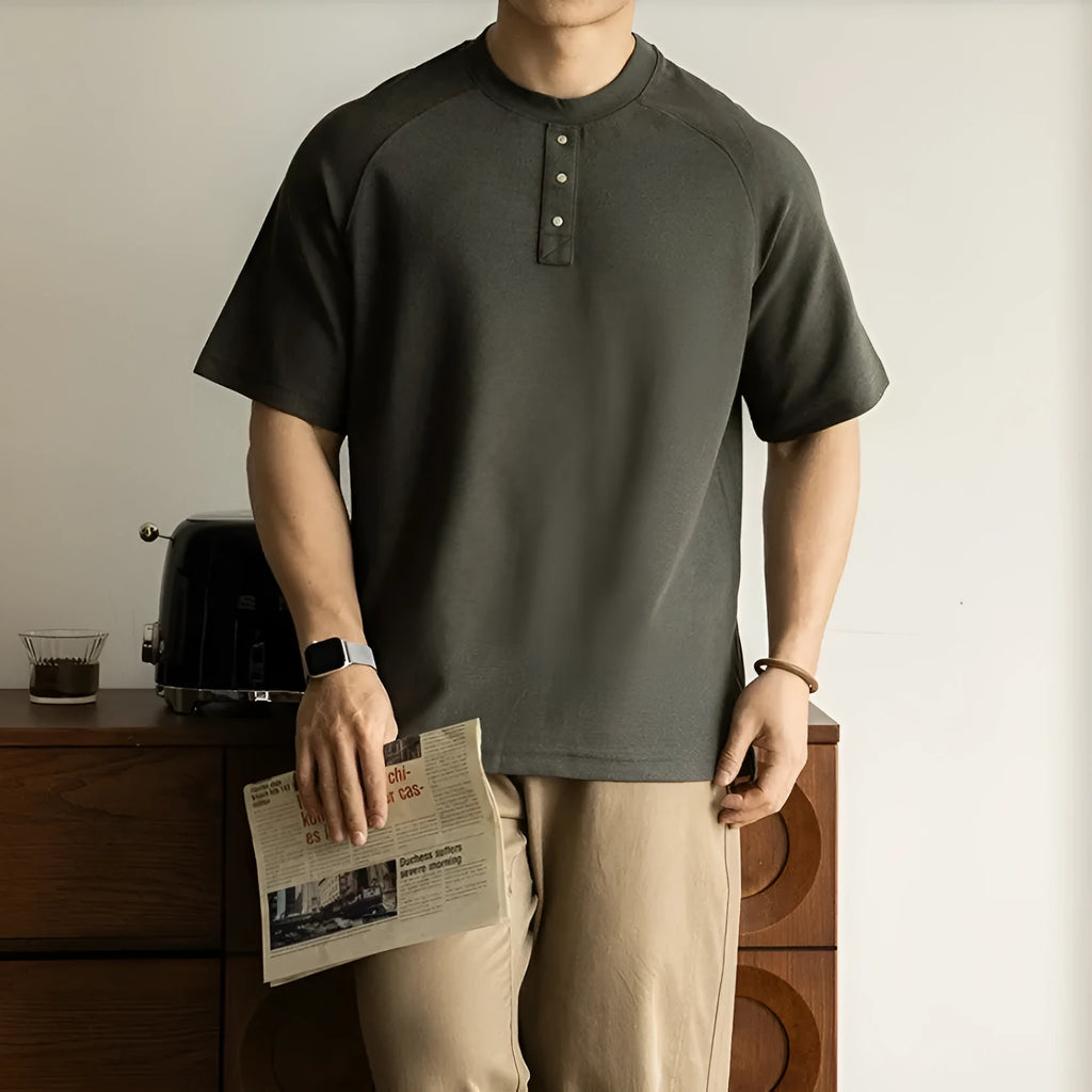 Casual loose top with terry texture fabric and raglan sleeves in three colour options