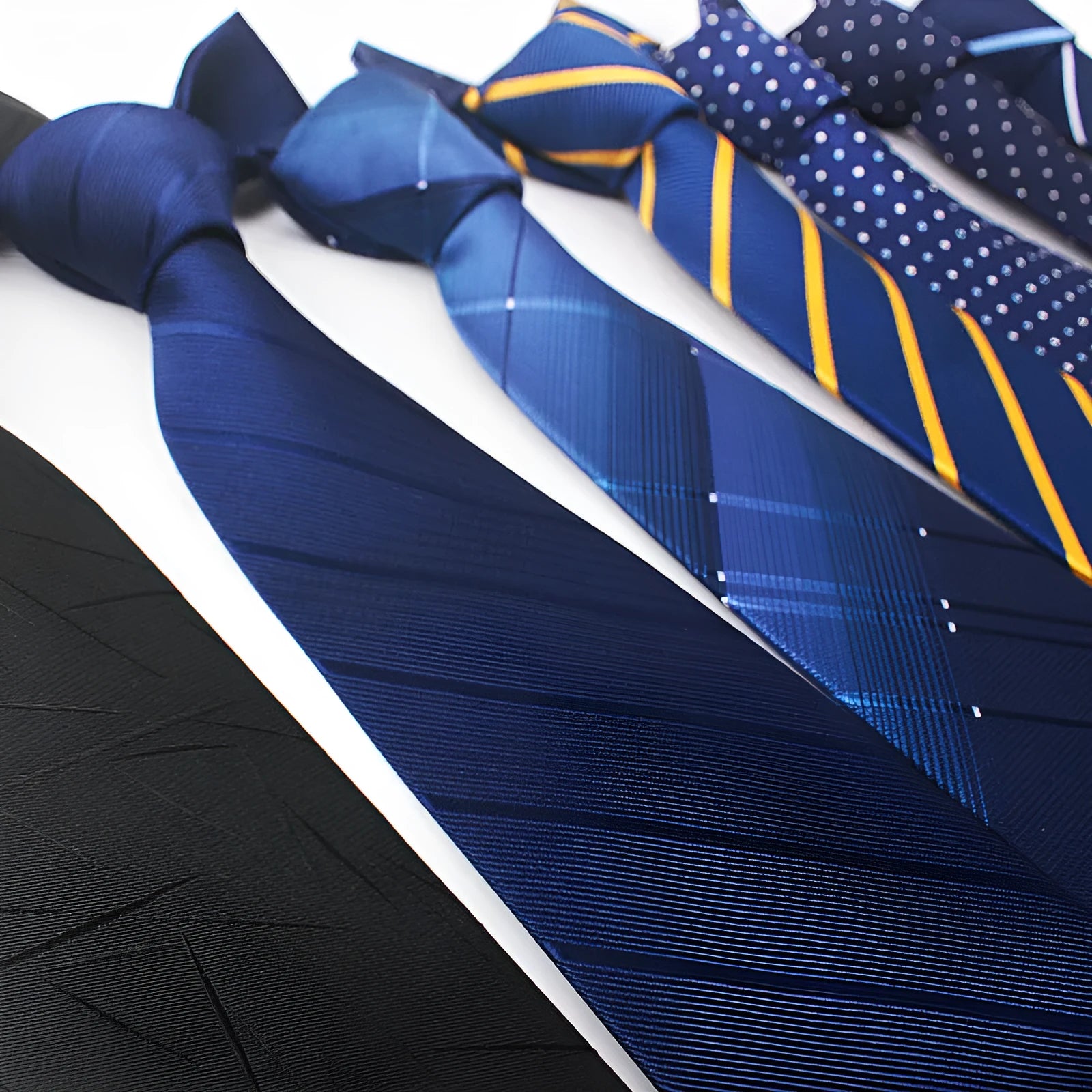 A man's striped formal tie in an arrow style, showing the jacquard texture and width of 7-8 cm.