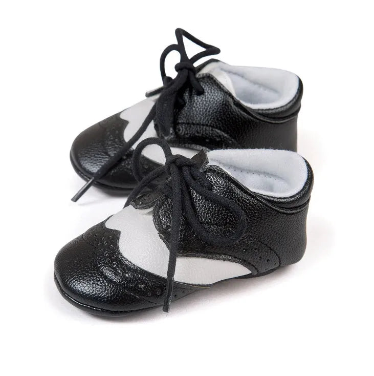 Vintage-style soft-soled baby shoes in synthetic leather, shown in sizes 11cm, 12cm, and 13cm.
