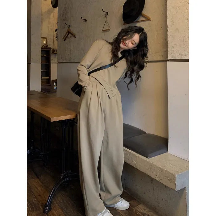 Women's loose-fitting khaki sports suit set with long sleeves and trousers in Japanese Korean style.
