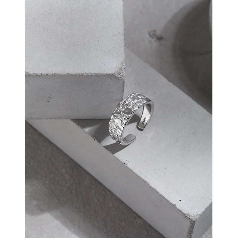 Women's adjustable silver ring with hammered texture in white gold colour